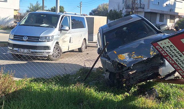 Serik'te otomobil ile minibüs çarpıştı: 1 yaralı