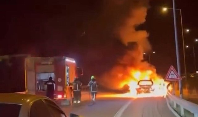 Seyir halindeki otomobil alev topuna döndü: Aracının yanışını çaresizce izledi