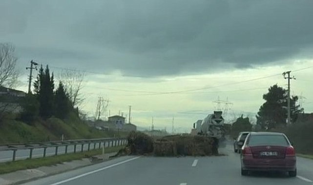 Seyir halindeki tırdan düşen saman balyaları trafiği tehlikeye attı