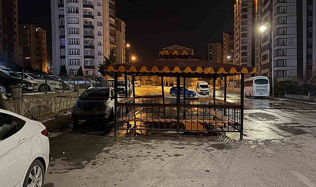 Şiddetli rüzgar, söktüğü kameriyeyi bozmadan yola kondurdu