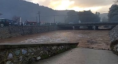 Şiddetli sağanak yağış sebebiyle Gökçe'de dere yatağında sel meydana geldi