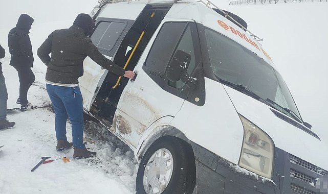 Siirt Özel İdare ekipleri hem yolları açıyor, hem de hastaları sağlık ekiplerine ulaştırıyor