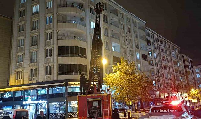 Siirt'te çatılardaki kat kütleleri itfaiye ekipleri tarafından temizlendi