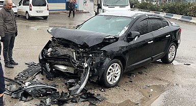 Siirt'te otomobil refüje çarptı: 2 yaralı