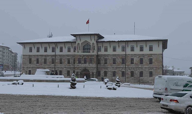 Sivas eski günlerine döndü, Tarihi Kent Meydanı karla kaplandı