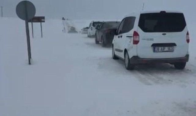 Sivas'ta etkili olan kar ve tipi, sürücülere zor anlar yaşattı