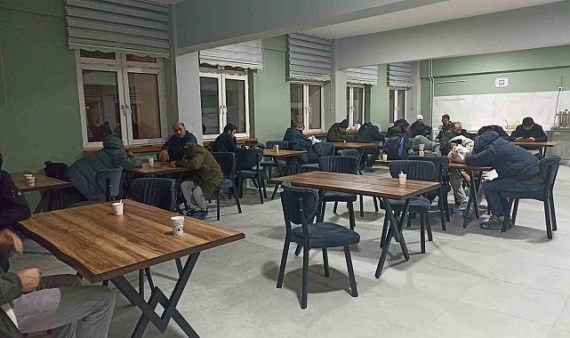 Sivas'ta kar esareti: Mahsur kalan 700 kişi okul yurtlarına yerleştirildi