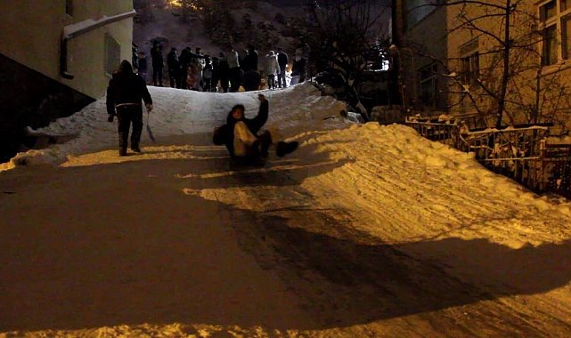 Sivas'ta mahalleli sokağa döküldü, çocuklar ve yetişkinler karın tadını kayarak çıkardı