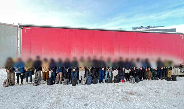 Sivas'ta tır dorsesine gizlenen 25 kaçak göçmen yakalandı