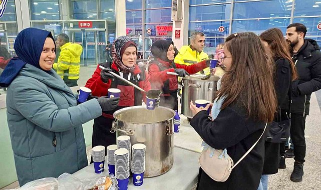 Sivas'ta yoğun kar hayatı felç etti: Yolculara sıcak çorba ikram edildi
