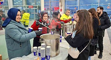 Sivas'ta yoğun kar hayatı felç etti: Yolculara sıcak çorba ikram edildi