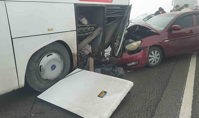Sivas'ta yolcu otobüsü zincirleme trafik kazasına karıştı: 2 yaralı