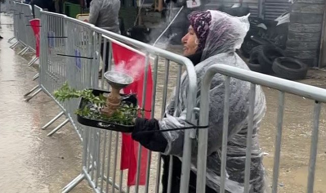 Slogan atmak isterken kendini yakan kadın, 'abla yanıyorsun' uyarısına aldırış etmedi