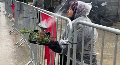 Slogan atmak isterken kendini yakan kadın, 'abla yanıyorsun' uyarısına aldırış etmedi