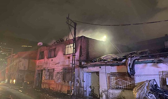 Sobadan çıkan yangın evi küle çevirdi: 2 kişi dumandan etkilendi