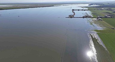 Son 65 yılın en kurak yılını geride bırakan Hatay'da etkili olan yağışla tarım arazileri su altında kaldı