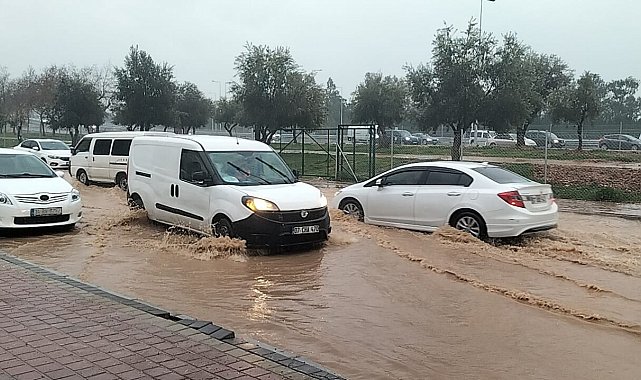 Son anda fark ettiği dev dalgaların arasında kalmaktan merdivene tutunarak kurtuldu