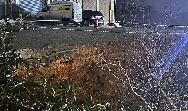 Sultanbeyli'de istinat duvarı aracın üzerine çöktü