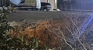 Sultanbeyli'de istinat duvarı aracın üzerine çöktü