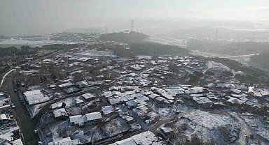 Sultangazi beyaza büründü: Kar yağışı aralıklarla devam ediyor