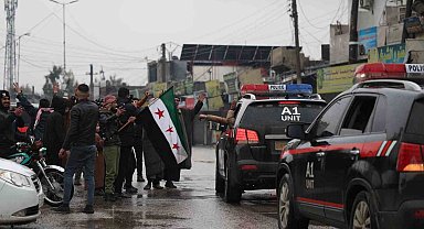 Suriye'de güvenlik güçlerine ait konvoy Tabka'ya girdi