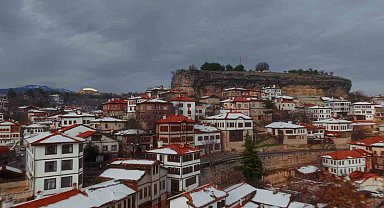 Tarihi Safranbolu evlerinde masalsı kış manzarası