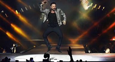 Tarkan sahneden 'Beni çok sev' diyerek seslendi