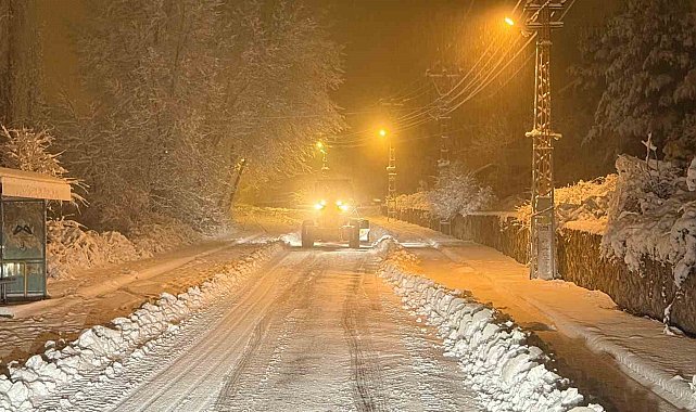 Tarsus'ta karla mücadele: Ekipler gece boyunca sahadaydı