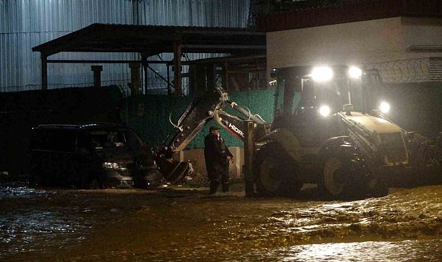 Taşan Kepez Çayı'nda mahsur kalan araç iş makinası yardımı ile kurtarıldı