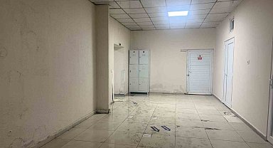 Tavanından sular akan hastanede koridorlar çamurla kaplandı