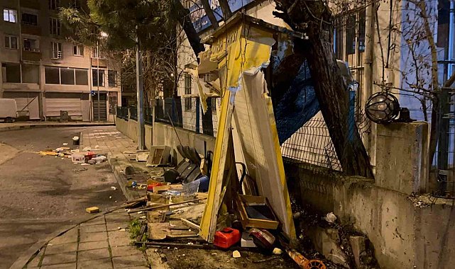 Tekirdağ'da kamyonet taksi durağına daldı, olay yerini terk etti: O anlar kamerada