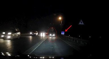 Tekirdağ'da otomobil bir anda kayarak savruldu: Kazanın kıl payı atlatıldığı anlar kamerada