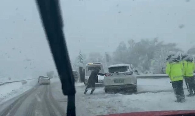 TEM Otoyolu Bolu geçişinde yoğun kar esareti: Yolda kalan araçlar trafiği aksatıyor