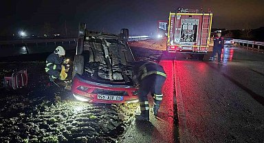 Ters dönen otomobildeki 2 kişi yaralandı