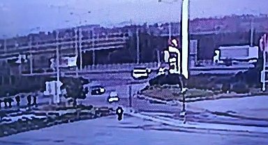 Ticari araç bariyerlere ok gibi saplandı: 2 kişinin hayatını kaybettiği feci kaza kamerada