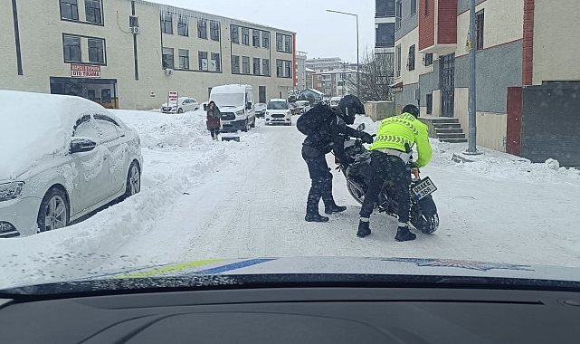 Tipiye rağmen görev başındaki polisler yolda kalanların yardımına koştu