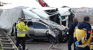 Tır karşı şeride geçip araçlara daldı: 1 ölü, 3 yaralı