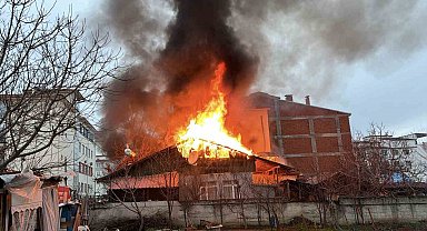 Tokat'ta iki katlı evde yangın çıktı, ekiplerin müdahalesi sürüyor
