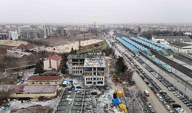 Tonlarca yükü metrelerce yükseklikte adeta iğne deliğinden geçiriyorlar