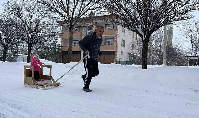 Torununu kızakla çekerek antrenman yapıyor
