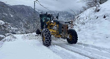 Trabzon'da kar yağışı nedeniyle kapanan mahalle yolları ulaşıma açılıyor