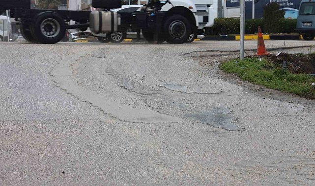 Trafik ışıklarında beklerken yolu betonla kaplayan mikser sürücüsüne ceza uygulandı