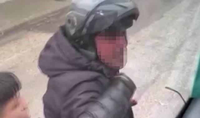 Trafikte tartıştığı servis aracının camını kaskıyla kırdı