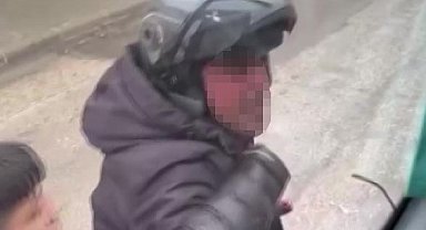 Trafikte tartıştığı servis aracının camını kaskıyla kırdı