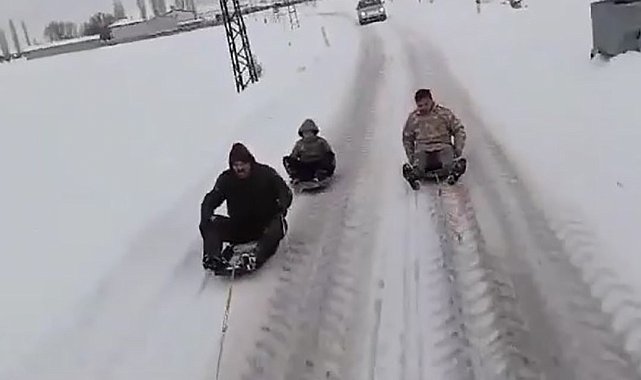 Traktör arkasında kayarak, o anları kayda aldılar
