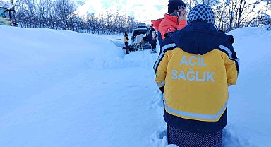 Tunceli'de ekipler karda 1 buçuk kilometre yürüyerek hastaya ulaştı