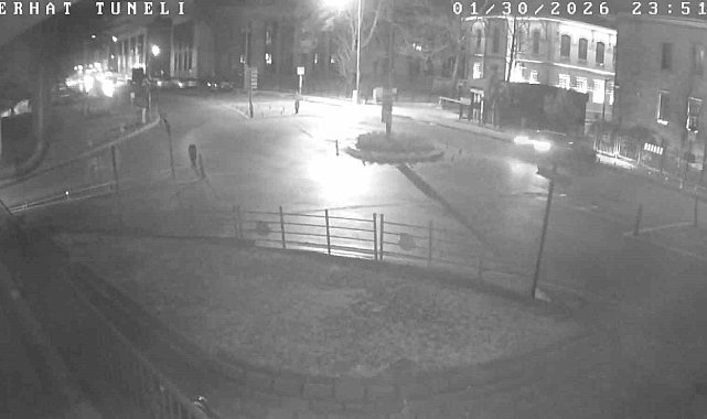 Tünelden hızla çıkıp binanın duvarına çarptı