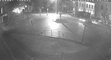 Tünelden hızla çıkıp binanın duvarına çarptı