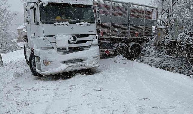 Türkeli'de doğalgaz tırı karda kaydı, yol ulaşıma kapandı