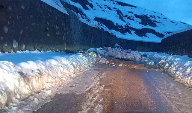 Türkeli'de heyelan: Köy grup yolu ulaşıma kapandı